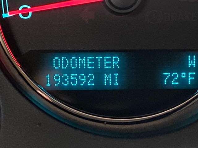 GMC Yukon Vehicle Full-screen Gallery Image 8