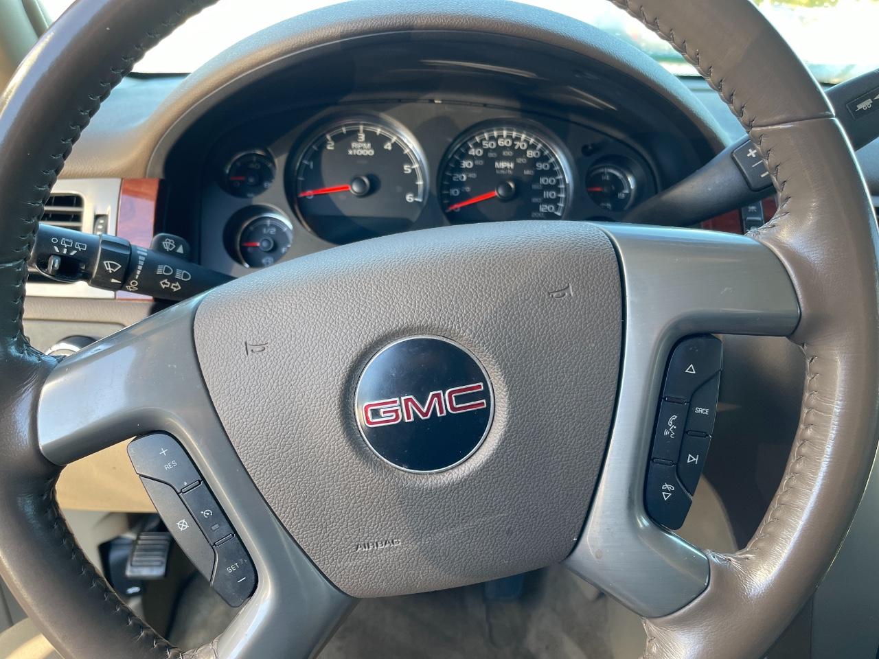 GMC Yukon Vehicle Full-screen Gallery Image 12