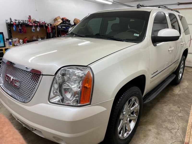 GMC Yukon Vehicle Full-screen Gallery Image 2