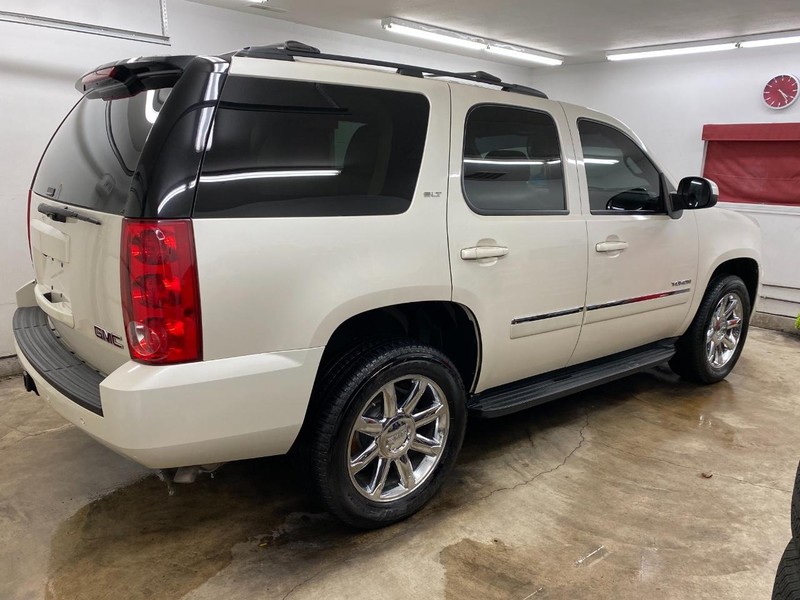 GMC Yukon Vehicle Full-screen Gallery Image 3