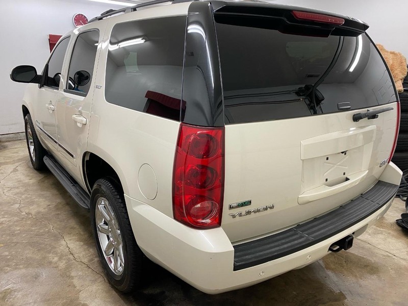 GMC Yukon Vehicle Full-screen Gallery Image 4