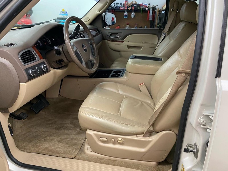 GMC Yukon Vehicle Full-screen Gallery Image 5