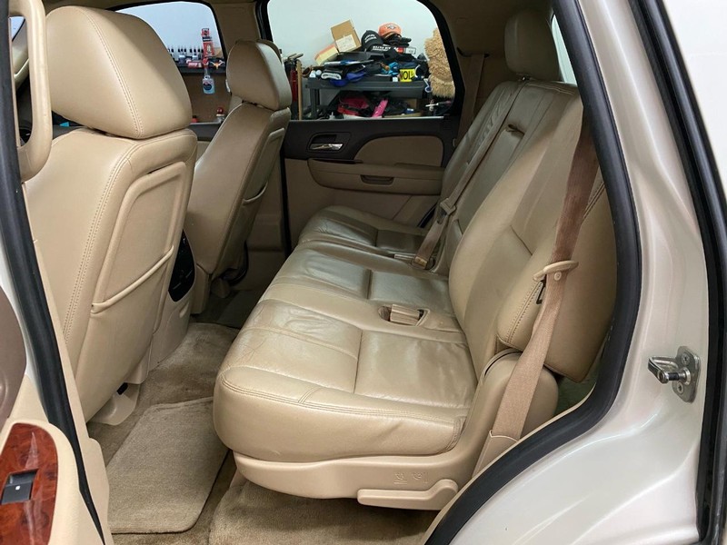 GMC Yukon Vehicle Full-screen Gallery Image 6