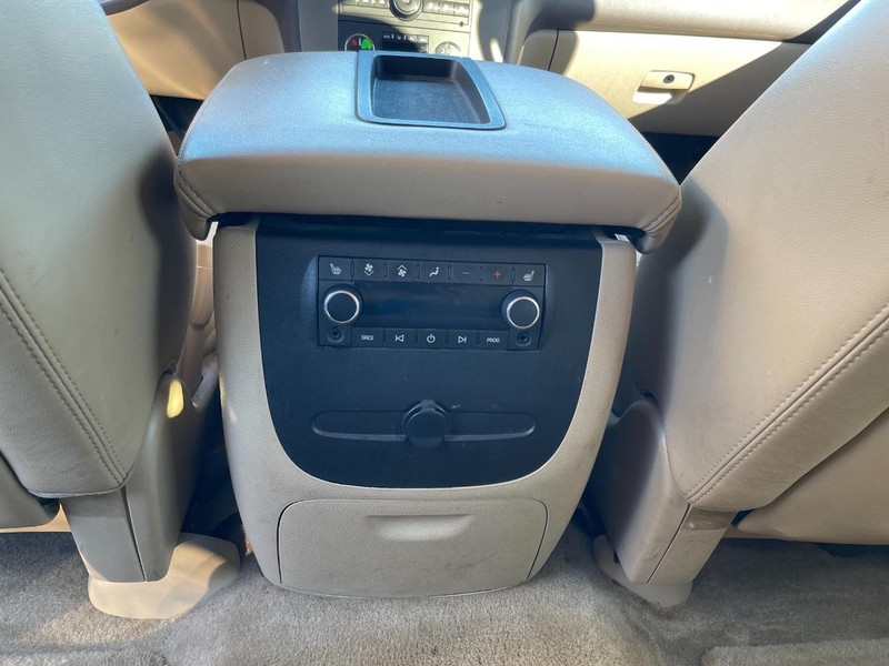 GMC Yukon Vehicle Full-screen Gallery Image 10