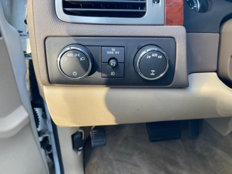 GMC Yukon Vehicle Full-screen Gallery Image 13