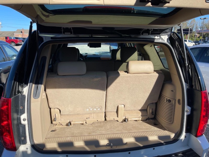 GMC Yukon Vehicle Full-screen Gallery Image 14