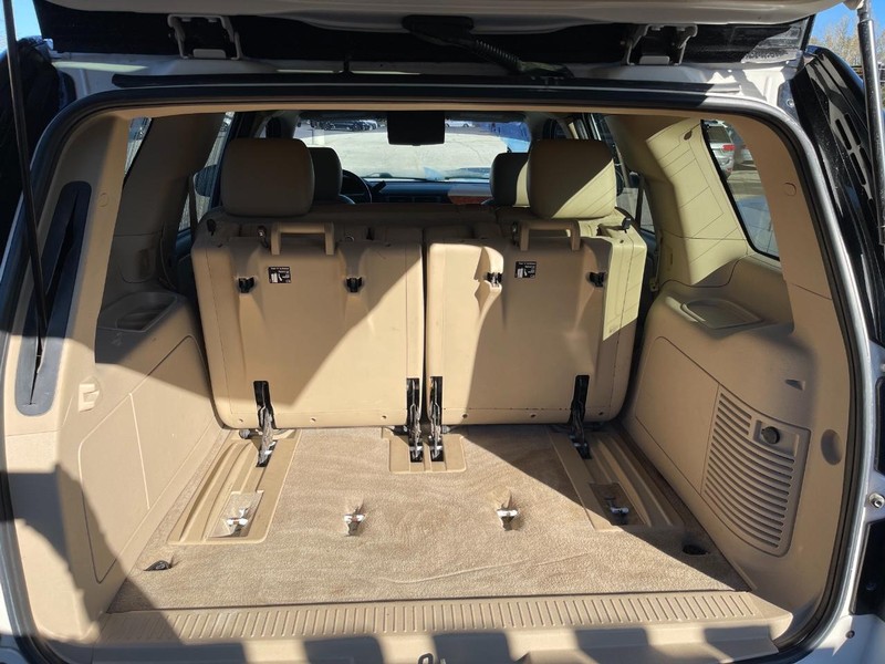 GMC Yukon Vehicle Full-screen Gallery Image 15