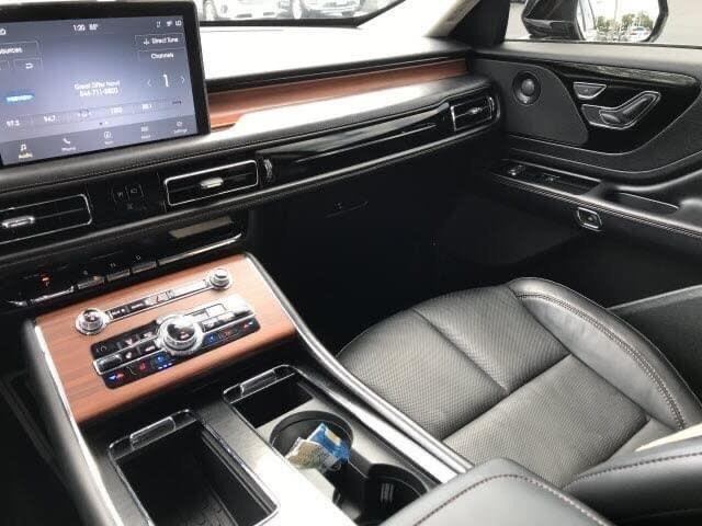 Lincoln Aviator Vehicle Full-screen Gallery Image 8