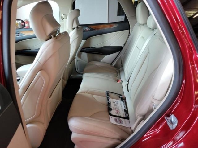 Lincoln MKC Vehicle Full-screen Gallery Image 9