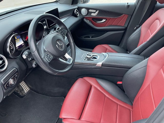 Mercedes-Benz GLC Vehicle Full-screen Gallery Image 8