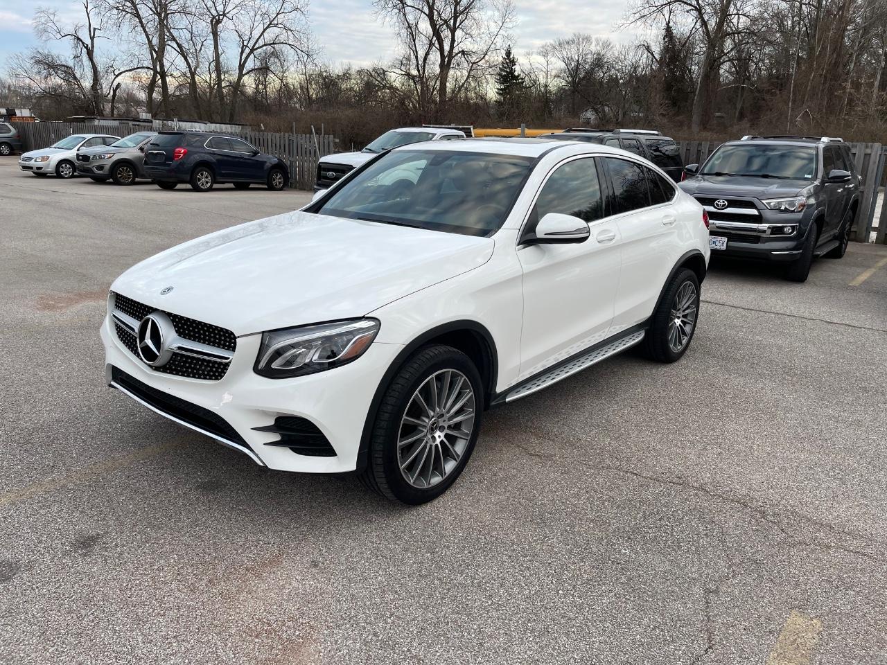 Mercedes-Benz GLC Vehicle Full-screen Gallery Image 3