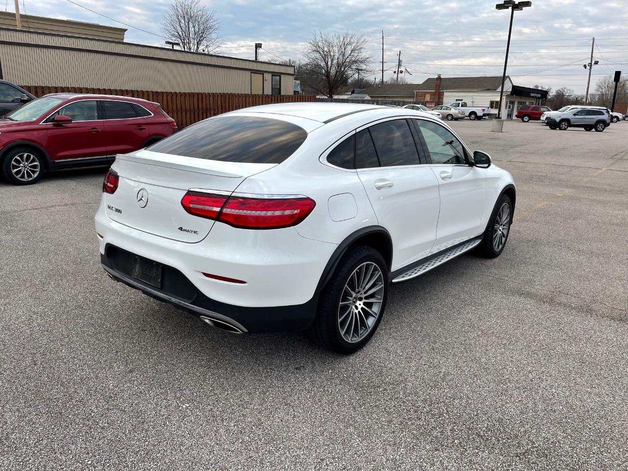 Mercedes-Benz GLC Vehicle Full-screen Gallery Image 5