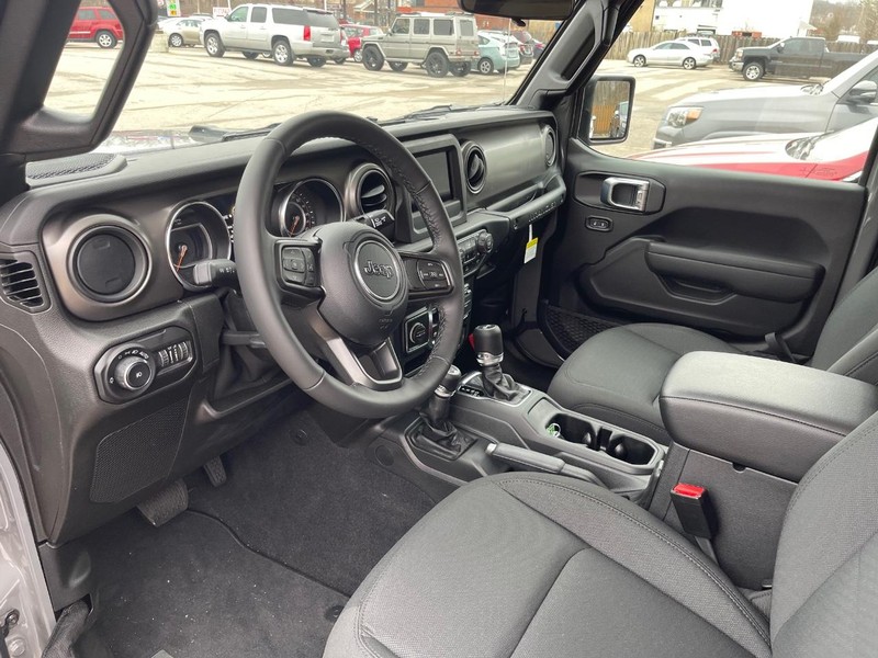 Jeep Wrangler Vehicle Full-screen Gallery Image 13