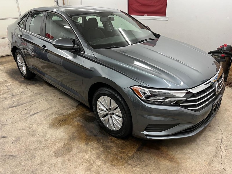 Volkswagen Jetta Vehicle Full-screen Gallery Image 2