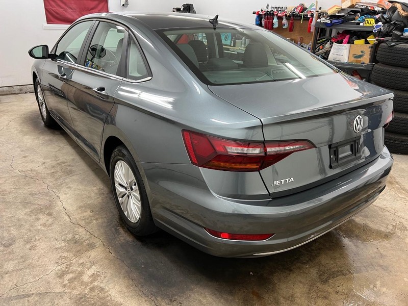 Volkswagen Jetta Vehicle Full-screen Gallery Image 3