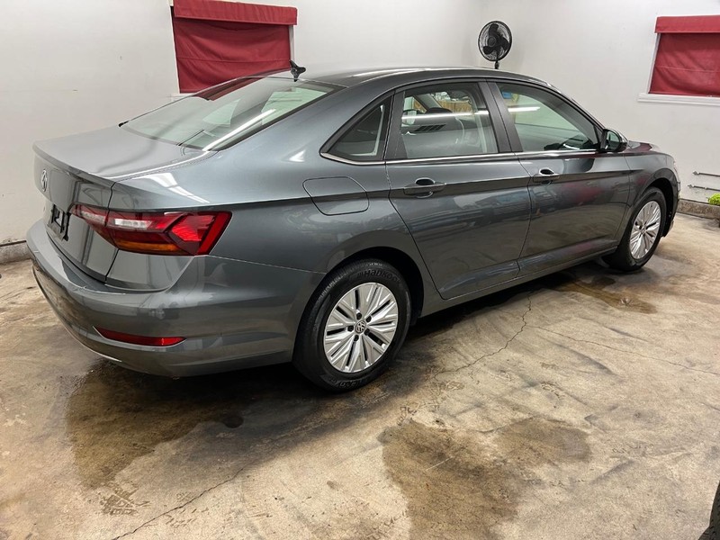 Volkswagen Jetta Vehicle Full-screen Gallery Image 4