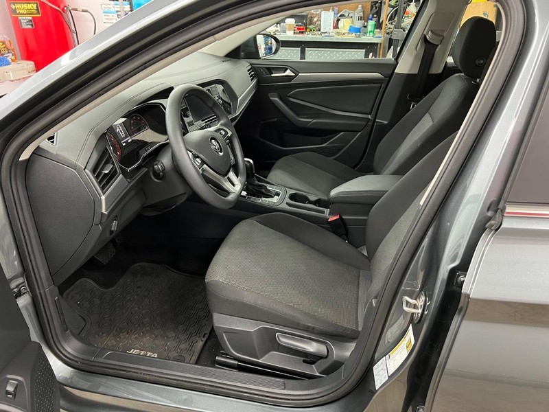 Volkswagen Jetta Vehicle Full-screen Gallery Image 5