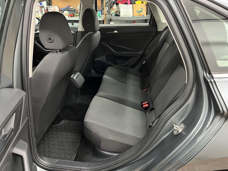 Volkswagen Jetta Vehicle Full-screen Gallery Image 6