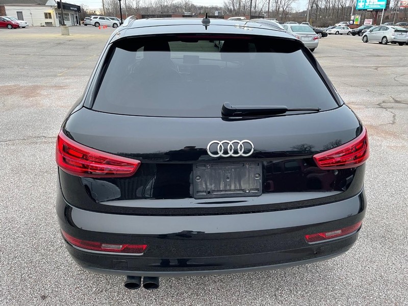 Audi Q3 Vehicle Full-screen Gallery Image 3