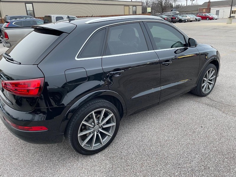 Audi Q3 Vehicle Full-screen Gallery Image 4