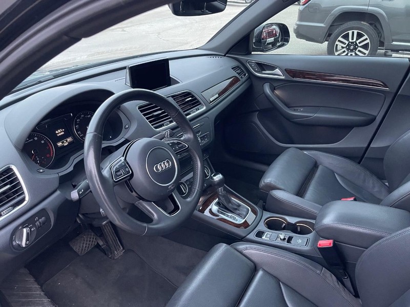Audi Q3 Vehicle Full-screen Gallery Image 5