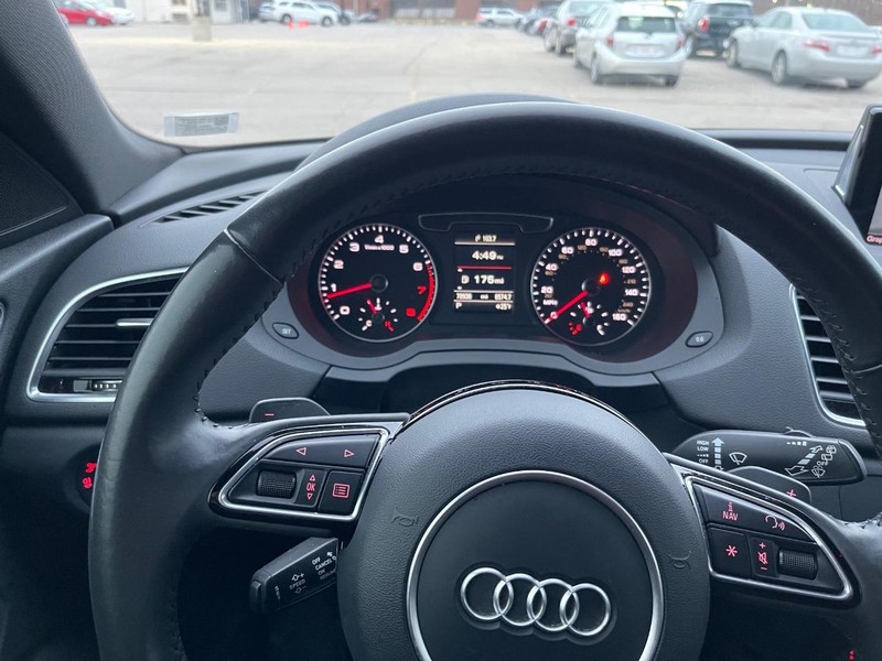 Audi Q3 Vehicle Full-screen Gallery Image 6