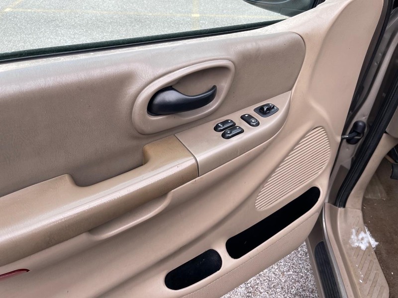 Ford F-150 Heritage Vehicle Full-screen Gallery Image 5