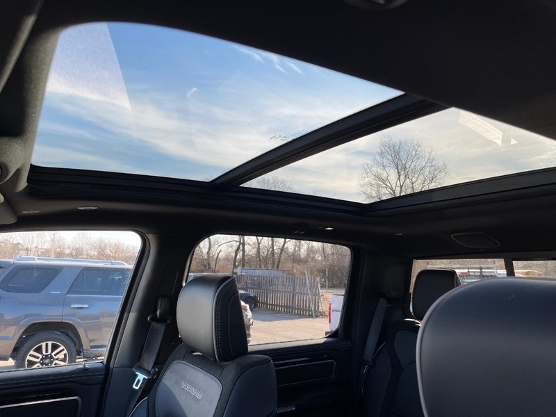 Ram 1500 Vehicle Full-screen Gallery Image 17