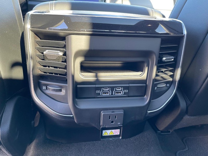 Ram 1500 Vehicle Full-screen Gallery Image 19