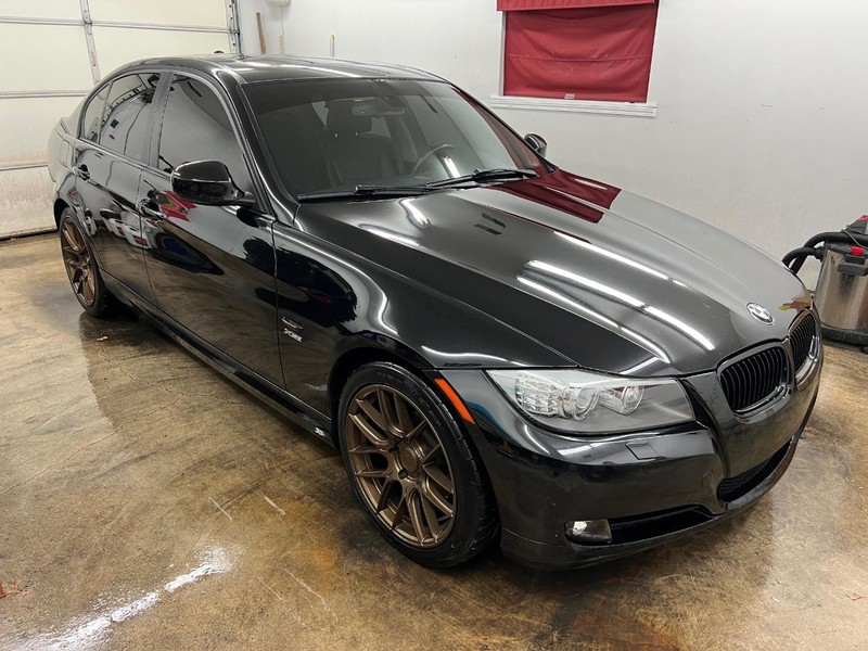 BMW 3 Series Vehicle Full-screen Gallery Image 2