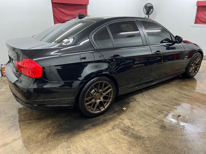 BMW 3 Series Vehicle Full-screen Gallery Image 3