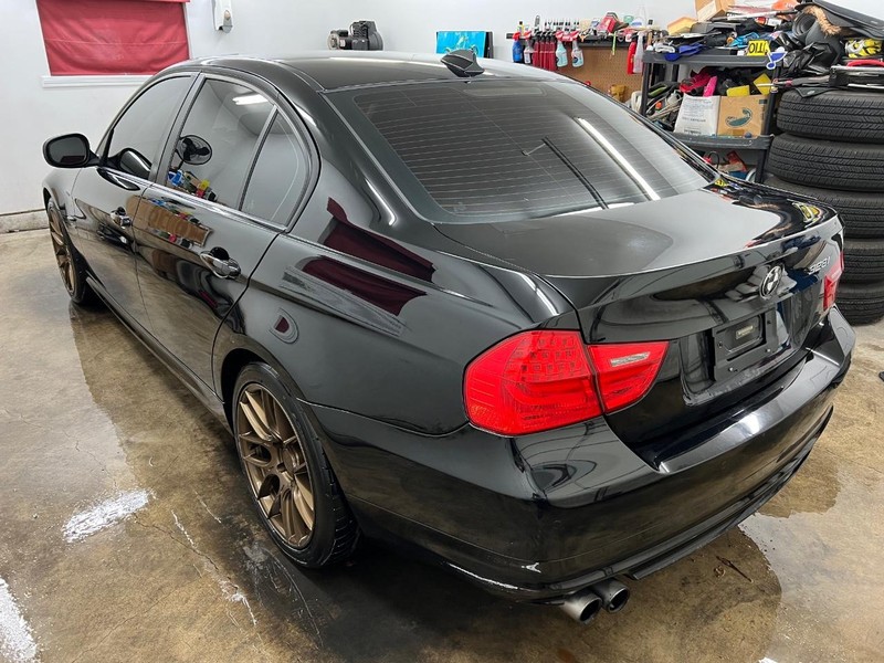 BMW 3 Series Vehicle Full-screen Gallery Image 4