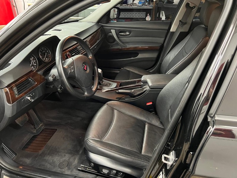 BMW 3 Series Vehicle Full-screen Gallery Image 5