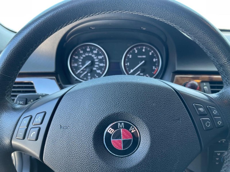 BMW 3 Series Vehicle Full-screen Gallery Image 6