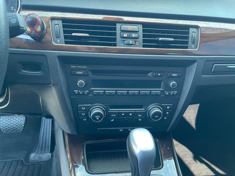 BMW 3 Series Vehicle Full-screen Gallery Image 7