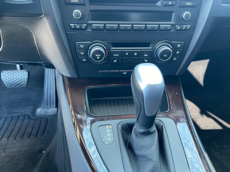 BMW 3 Series Vehicle Full-screen Gallery Image 8