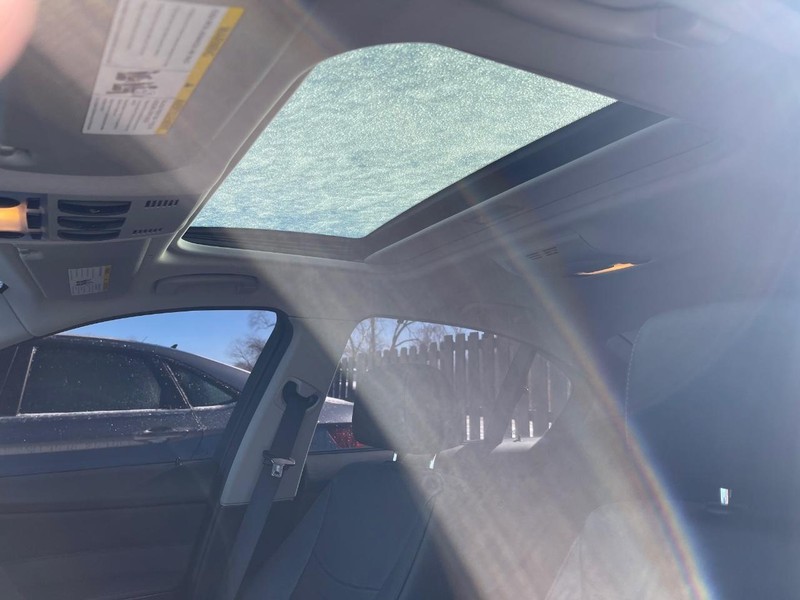 BMW 3 Series Vehicle Full-screen Gallery Image 9