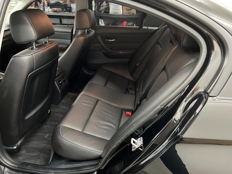 BMW 3 Series Vehicle Full-screen Gallery Image 10