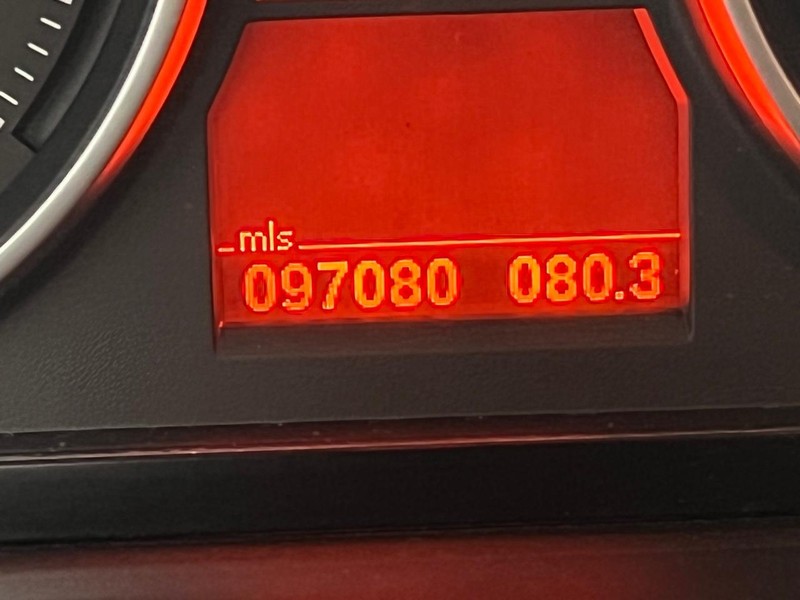 BMW 3 Series Vehicle Full-screen Gallery Image 11