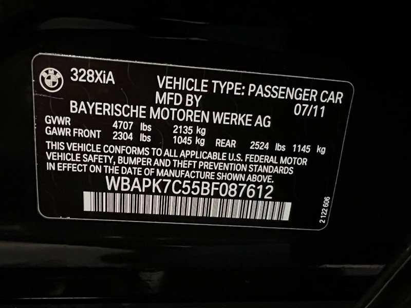 BMW 3 Series Vehicle Full-screen Gallery Image 12