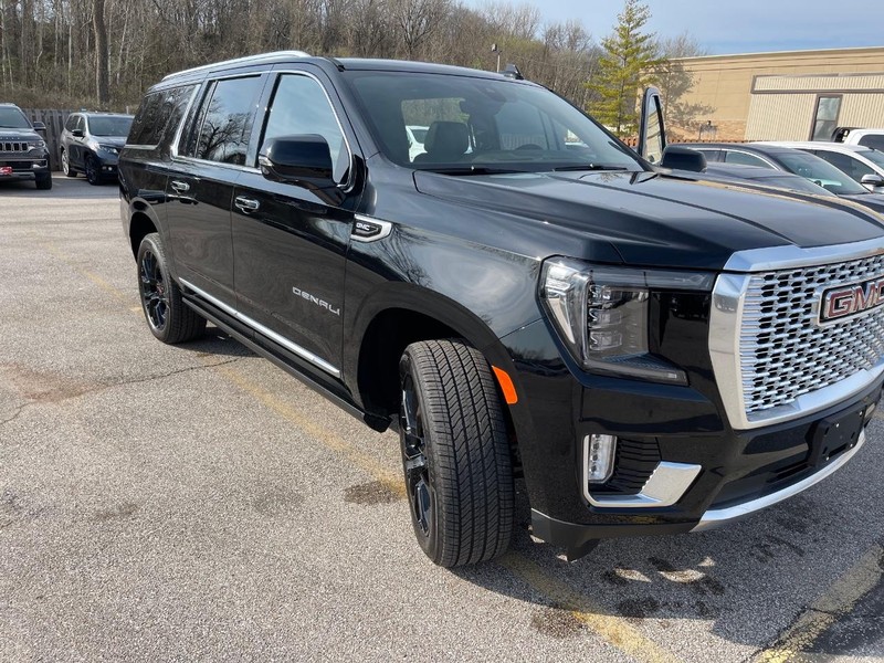 GMC Yukon XL Vehicle Full-screen Gallery Image 2