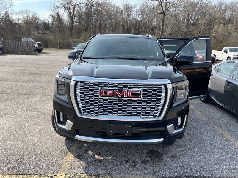 GMC Yukon XL Vehicle Full-screen Gallery Image 3