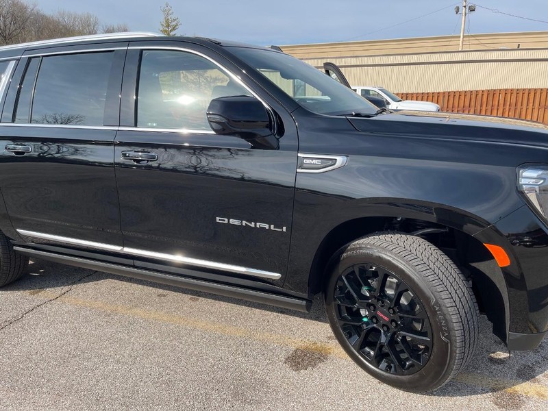 GMC Yukon XL Vehicle Full-screen Gallery Image 4