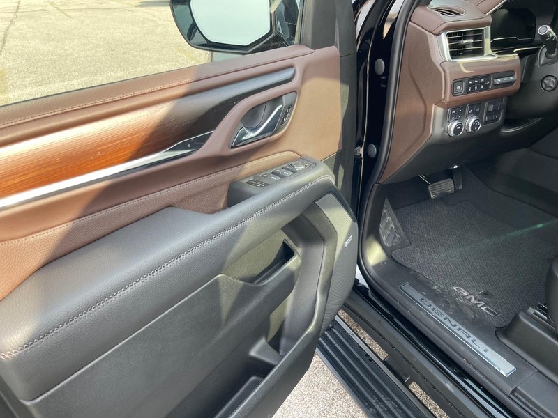 GMC Yukon XL Vehicle Full-screen Gallery Image 7