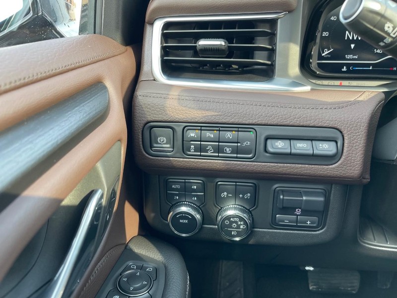 GMC Yukon XL Vehicle Full-screen Gallery Image 8