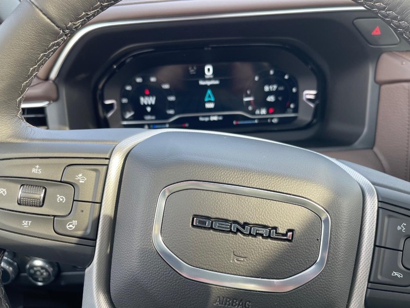 GMC Yukon XL Vehicle Full-screen Gallery Image 9