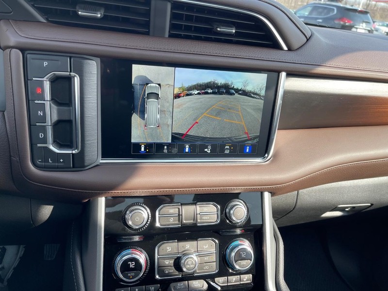 GMC Yukon XL Vehicle Full-screen Gallery Image 12