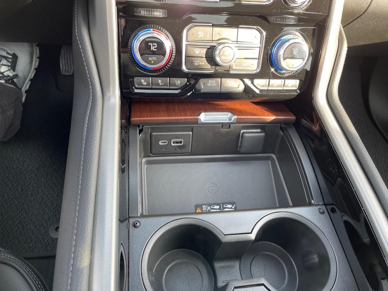 GMC Yukon XL Vehicle Full-screen Gallery Image 13