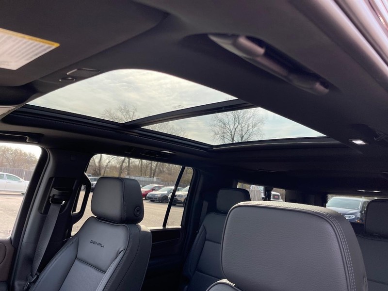 GMC Yukon XL Vehicle Full-screen Gallery Image 14