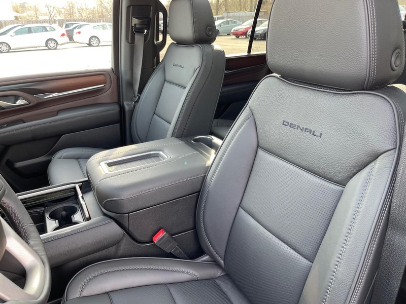GMC Yukon XL Vehicle Full-screen Gallery Image 15